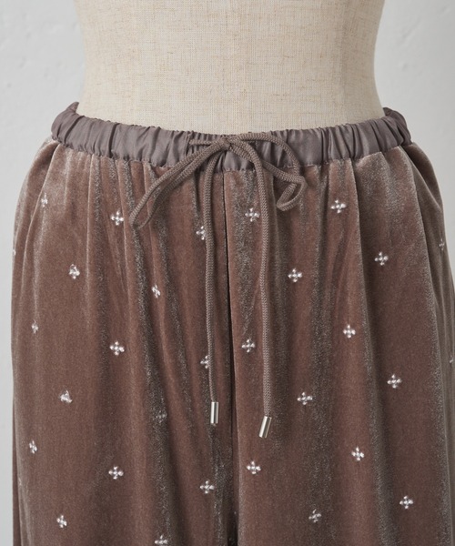 PUAL CE CIN(ピュアルセシン)の「ベロア刺繍イージーパンツ(その他パンツ・レディース・モカ/ブラック・MEDIUM)」の18枚目の写真