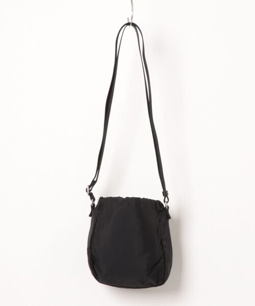 A.P.C.(アーペーセー)の「CROSSBODY POUCH BACKS(ショルダーバッグ・メンズ・ブラック・ONESIZE)」の2枚目の写真