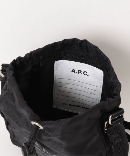 A.P.C.(アーペーセー)の「CROSSBODY POUCH BACKS(ショルダーバッグ・メンズ・ブラック・ONESIZE)」の4枚目の写真