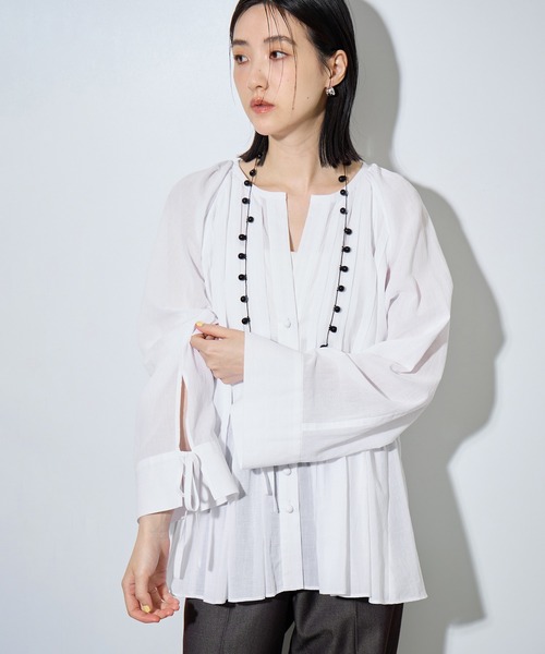 ADAM ET ROPE'(アダムエロペ)の「メニータックチュニックシャツ(シャツ/ブラウス・レディース・ホワイト/ブラック・FREE)」の1枚目の写真