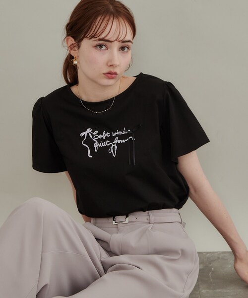couture brooch(クチュールブローチ)の「【接触冷感・UVカット・洗える】リボン ロゴTシャツ(Tシャツ/カットソー・レディース・ワイン系1/ホワイト系3/ライトグレー系/ブラック系・42/40/38/36)」の3枚目の写真