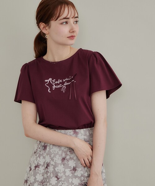couture brooch(クチュールブローチ)の「【接触冷感・UVカット・洗える】リボン ロゴTシャツ(Tシャツ/カットソー・レディース・ワイン系1/ホワイト系3/ライトグレー系/ブラック系・42/40/38/36)」の1枚目の写真