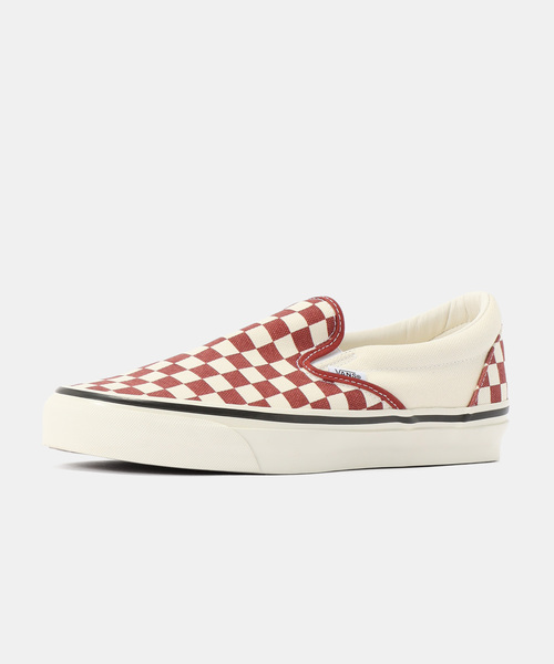 VANS(バンズ)の「VANS PREMIUM Classic Slip-On 98 VN000D9PGWR(スニーカー・メンズ・レッド・23cm/23.5cm/24cm/24.5cm/26cm/26.5cm/27.5cm)」の2枚目の写真