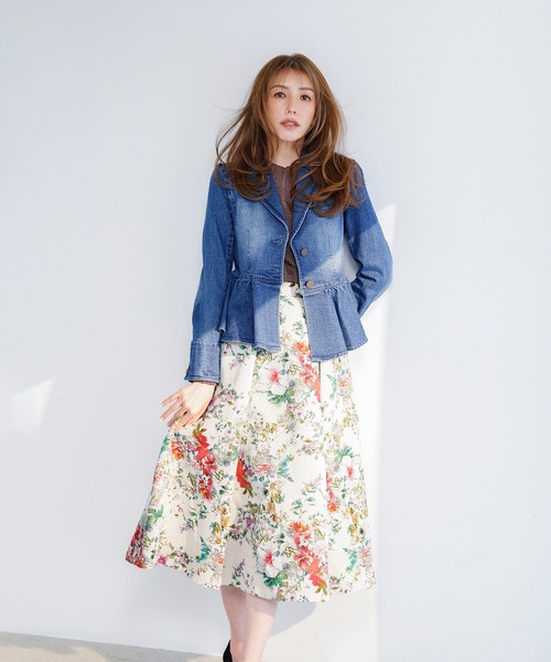Audie a Muses(オーディアミューズ)の「【モデル美香着用】デニムペプラムテーラードジャケット(デニムジャケット・レディース・ネイビー・36/38/40/42)」の3枚目の写真