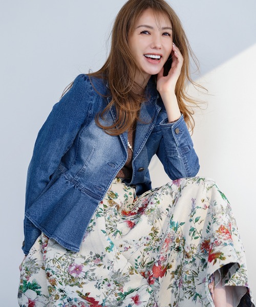 Audie a Muses(オーディアミューズ)の「【モデル美香着用】デニムペプラムテーラードジャケット(デニムジャケット・レディース・ネイビー・36/38/40/42)」の4枚目の写真