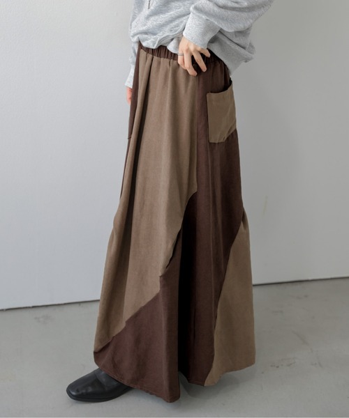 AMELY(エミリー)の「スエード調/パッチワーク/フレアスカート/ロング丈/ポケット付き(スカート・レディース・ブラウン/グレー/カーキ・フリー)」の8枚目の写真