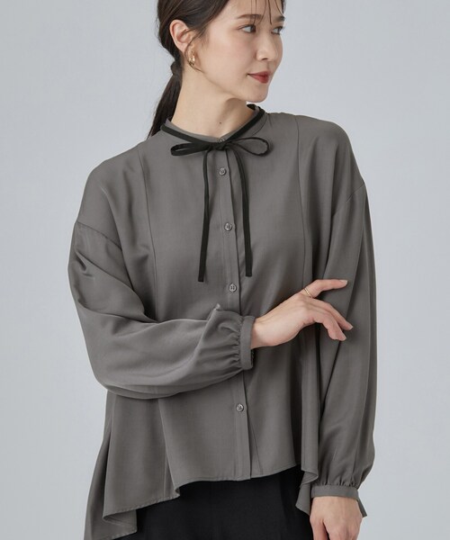 SHOO・LA・RUE(シューラルー)の「配色取り外しリボン付きフレアブラウス(シャツ/ブラウス・レディース・オフホワイト/ライトブルー/ダークグレー・01/02/03/04)」の2枚目の写真