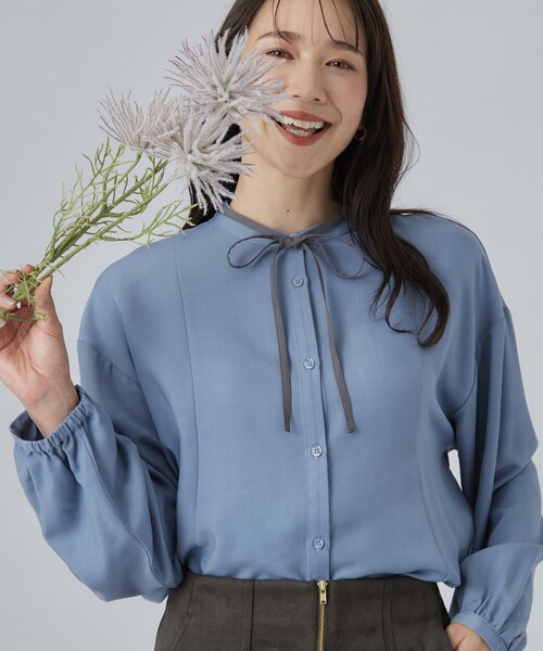 SHOO・LA・RUE(シューラルー)の「配色取り外しリボン付きフレアブラウス(シャツ/ブラウス・レディース・オフホワイト/ライトブルー/ダークグレー・01/02/03/04)」の3枚目の写真