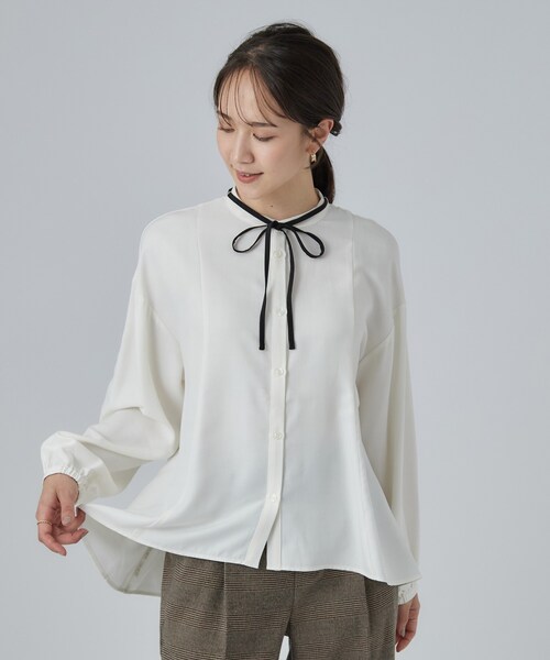 SHOO・LA・RUE(シューラルー)の「配色取り外しリボン付きフレアブラウス(シャツ/ブラウス・レディース・オフホワイト/ライトブルー/ダークグレー・01/02/03/04)」の4枚目の写真