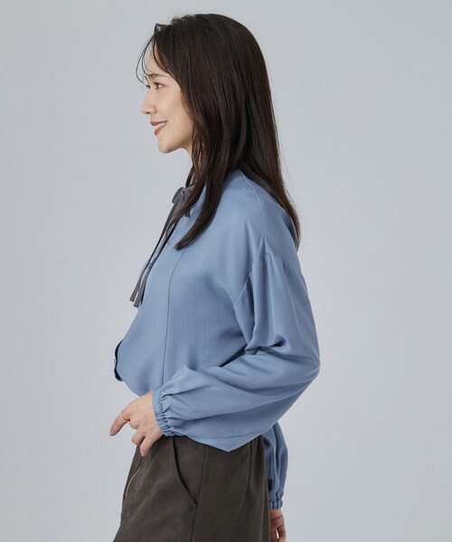SHOO・LA・RUE(シューラルー)の「配色取り外しリボン付きフレアブラウス(シャツ/ブラウス・レディース・オフホワイト/ライトブルー/ダークグレー・01/02/03/04)」の19枚目の写真