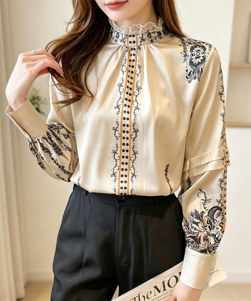 ReRe(リリ)の「スカーフ柄レーストリムスタンドカラーブラウス(シャツ/ブラウス・レディース・ベージュ・MEDIUM/X-LARGE/LARGE)」の1枚目の写真