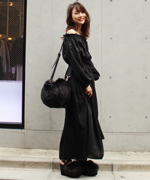 MICOAMERI（ミコアメリ）の「オフショルロングワンピース（ワンピース・レディース・グレー/ブラック/ピンク・FREE）」の14枚目の写真