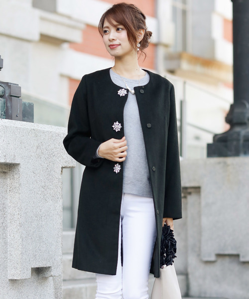 ElegChic(エレグシック)の「ビジューボタン ノーカラー コート 結婚式対応(チェスターコート・レディース・ライトグレー/ブラック/ラベンダー/グレイッシュベージュ・M/L)」の2枚目の写真