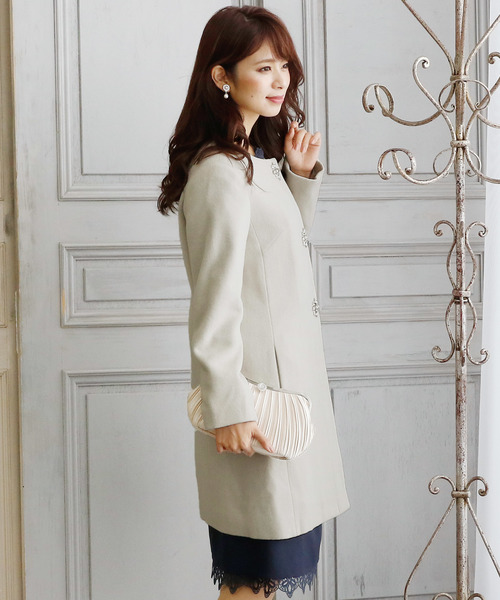 ElegChic(エレグシック)の「ビジューボタン ノーカラー コート 結婚式対応(チェスターコート・レディース・ライトグレー/ブラック/ラベンダー/グレイッシュベージュ・M/L)」の6枚目の写真