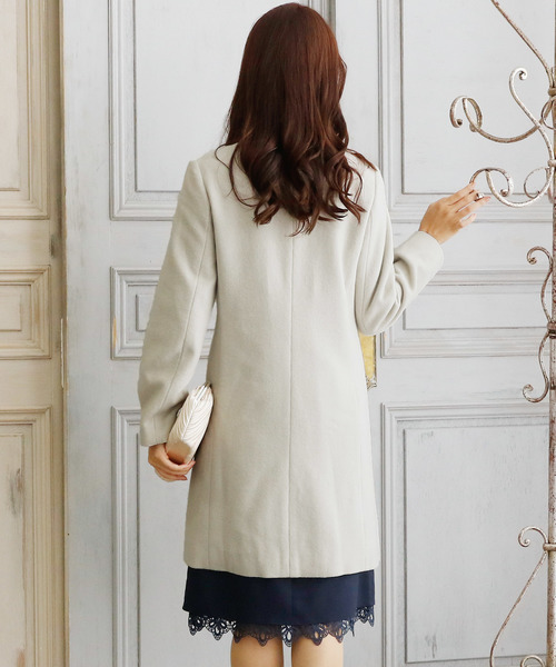 ElegChic(エレグシック)の「ビジューボタン ノーカラー コート 結婚式対応(チェスターコート・レディース・ライトグレー/ブラック/ラベンダー/グレイッシュベージュ・M/L)」の7枚目の写真