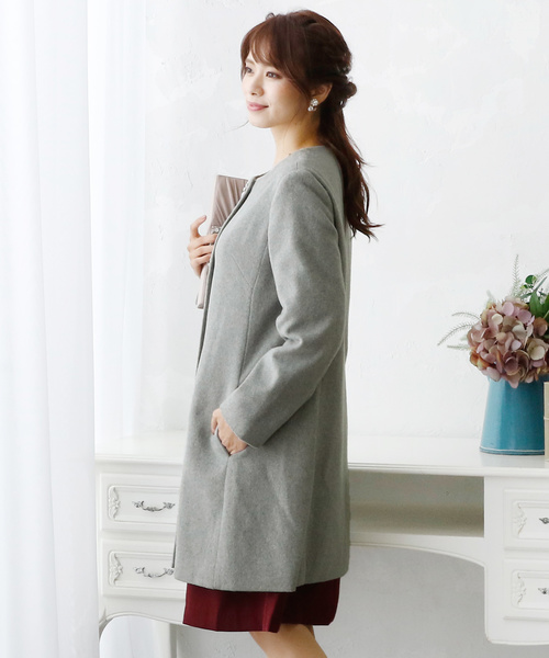 ElegChic(エレグシック)の「ビジューボタン ノーカラー コート 結婚式対応(チェスターコート・レディース・ライトグレー/ブラック/ラベンダー/グレイッシュベージュ・M/L)」の13枚目の写真