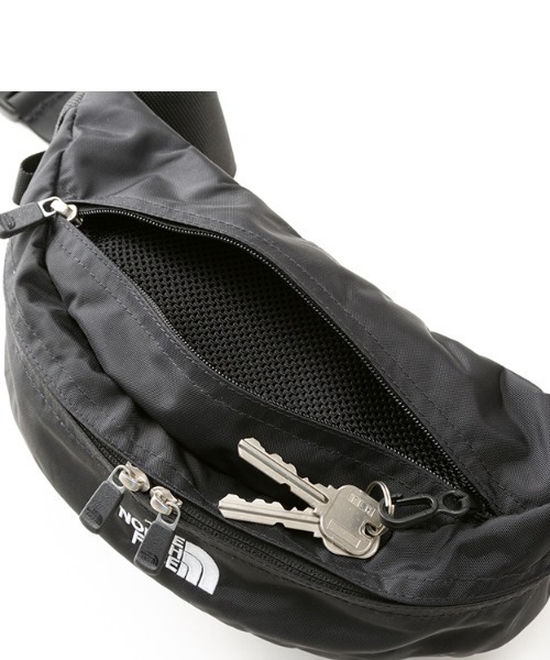 THE NORTH FACE(ザノースフェイス)の「ザ ノース フェイス THE NORTH FACE SWEEP(ボディバッグ/ウエストポーチ・メンズ・ブラック・ONE SIZE)」の5枚目の写真
