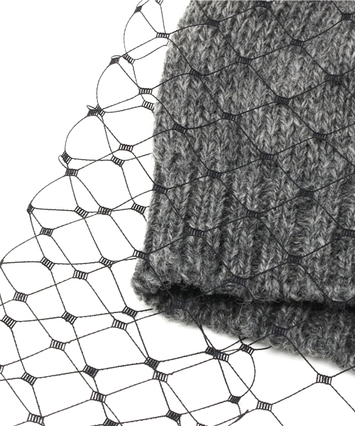 Ray BEAMS（レイビームス）の「BERNSTOCK SPEIRS / ポンポン ベール ニットキャップ（ニットキャップ/ビーニー・レディース・グレー・ONE SIZE）」の4枚目の写真