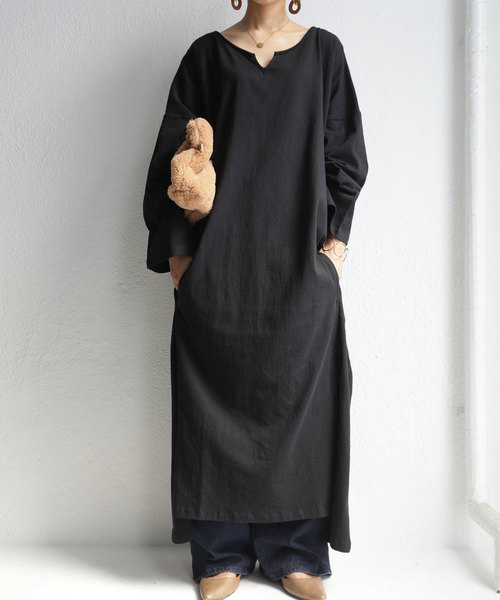 antiqua（アンティカ）の「キーネックロール襟ワンピース（ワンピース・レディース・ブラック/パープル/オフホワイト・FREE）」の2枚目の写真