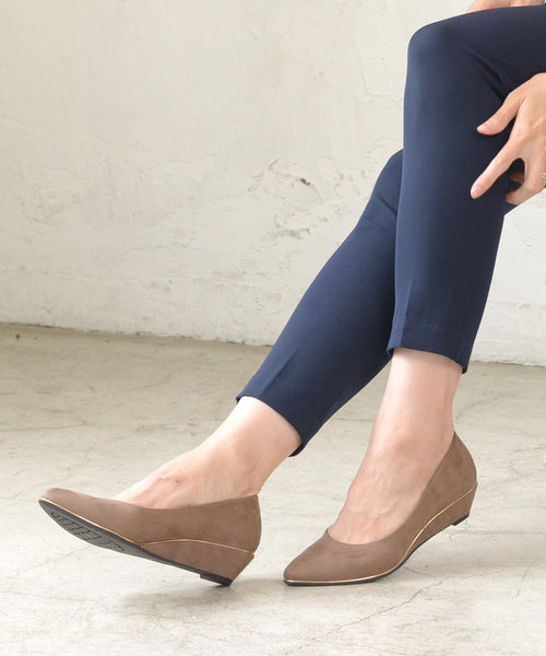 AmiAmi(アミアミ)の「《2019AW新作》メタリックラインウエッジソールパンプス(パンプス)」|ライトブラウン