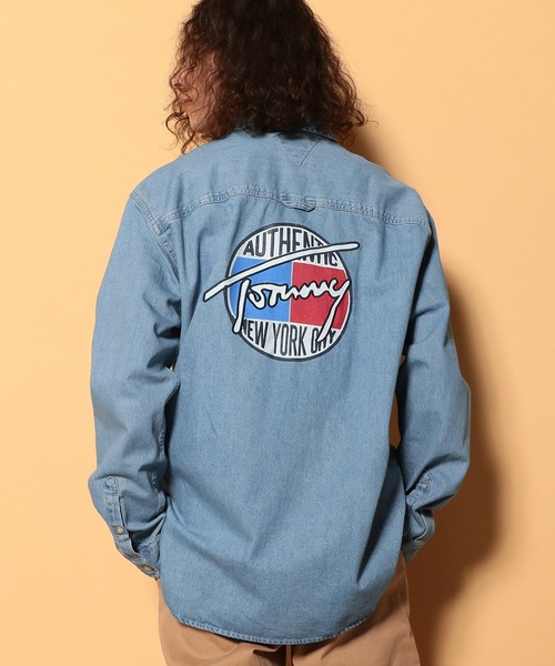 tommy jeans（トミー ジーンズ）の「レトロロゴデニムシャツ