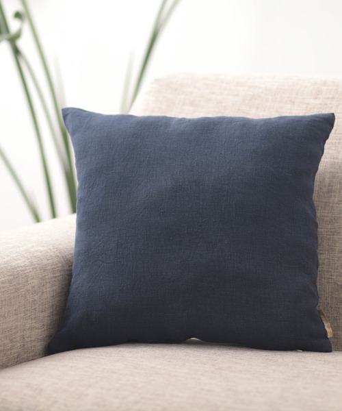 Jubilee（ジュビリー）の「洗いざらし 天然麻 100% ストーンウォッシュ　クッションカバー（クッション/クッションカバー・レディース・ネイビー/グレイッシュベージュ/ブラック/ローズ/ナチュラル/キャメル/カーキ/レッド/バーガンディー/グレー/ブルー/スカイブルー/ホワイト/ブラウン/マスタード・FREE）」の2枚目の写真