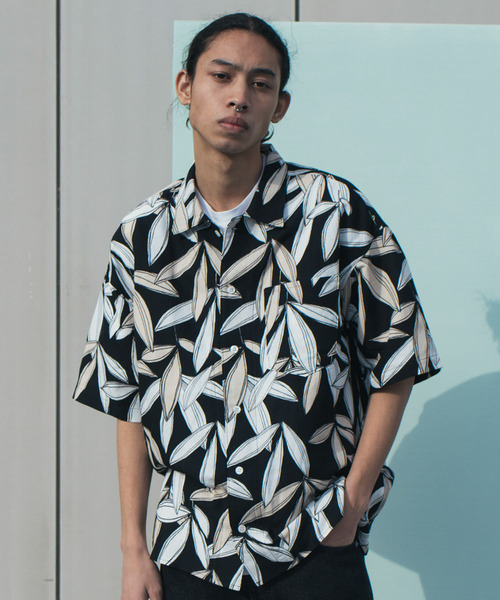 URBAN RESEARCH(アーバンリサーチ)の「GOODBETTERBEST トロピカル柄半袖シャツ(シャツ/ブラウス・メンズ・ホワイト/ブラック・1/2)」の1枚目の写真