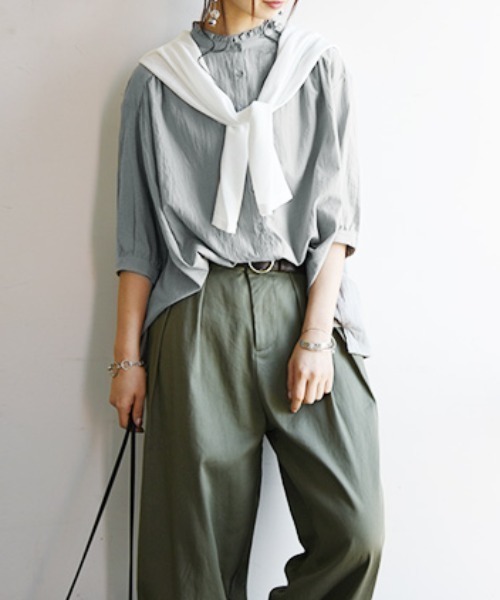 and it_（アンドイット）の「エミュラル emural フリル付6分袖コットンブラウス（シャツ/ブラウス・レディース・ブラック/ライトピンク/アイボリー/ライトグレー/サックスブルー/ストライプ/グレイッシュブルー・M-L）」の4枚目の写真