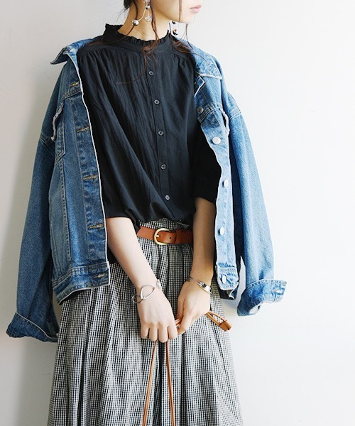 and it_（アンドイット）の「エミュラル emural フリル付6分袖コットンブラウス（シャツ/ブラウス・レディース・ブラック/ライトピンク/アイボリー/ライトグレー/サックスブルー/ストライプ/グレイッシュブルー・M-L）」の3枚目の写真