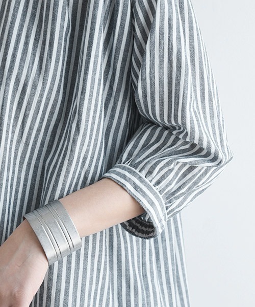 and it_（アンドイット）の「エミュラル emural フリル付6分袖コットンブラウス（シャツ/ブラウス・レディース・ブラック/ライトピンク/アイボリー/ライトグレー/サックスブルー/ストライプ/グレイッシュブルー・M-L）」の17枚目の写真