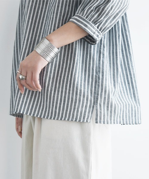 and it_（アンドイット）の「エミュラル emural フリル付6分袖コットンブラウス（シャツ/ブラウス・レディース・ブラック/ライトピンク/アイボリー/ライトグレー/サックスブルー/ストライプ/グレイッシュブルー・M-L）」の18枚目の写真