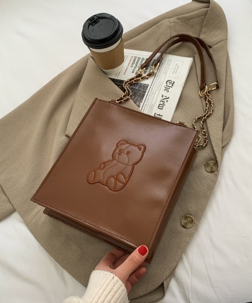 LAC-VERT（ラック・ヴェール）の「クマ型押しスクエアショルダーバッグ