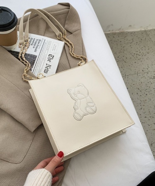 LAC-VERT（ラック・ヴェール）の「クマ型押しスクエアショルダーバッグ