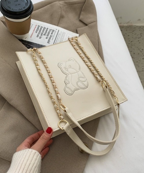 LAC-VERT(ラック・ヴェール)の「クマ型押しスクエアショルダーバッグ(ハンドバッグ・レディース・ホワイト/ブラック/ブラウン・FREE)」の7枚目の写真