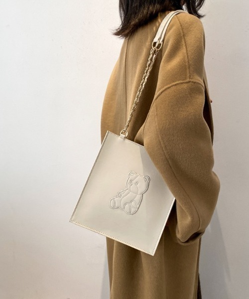 LAC-VERT(ラック・ヴェール)の「クマ型押しスクエアショルダーバッグ(ハンドバッグ・レディース・ホワイト/ブラック/ブラウン・FREE)」の9枚目の写真
