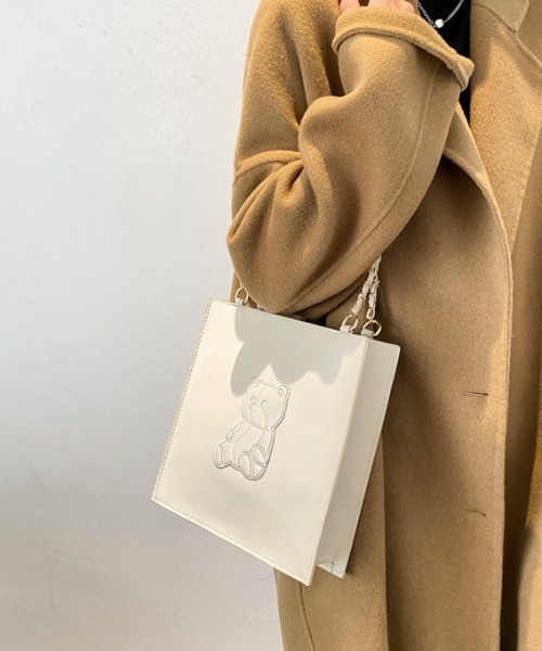 LAC-VERT(ラック・ヴェール)の「クマ型押しスクエアショルダーバッグ(ハンドバッグ・レディース・ホワイト/ブラック/ブラウン・FREE)」の10枚目の写真