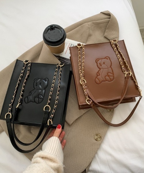 LAC-VERT(ラック・ヴェール)の「クマ型押しスクエアショルダーバッグ(ハンドバッグ・レディース・ホワイト/ブラック/ブラウン・FREE)」の4枚目の写真