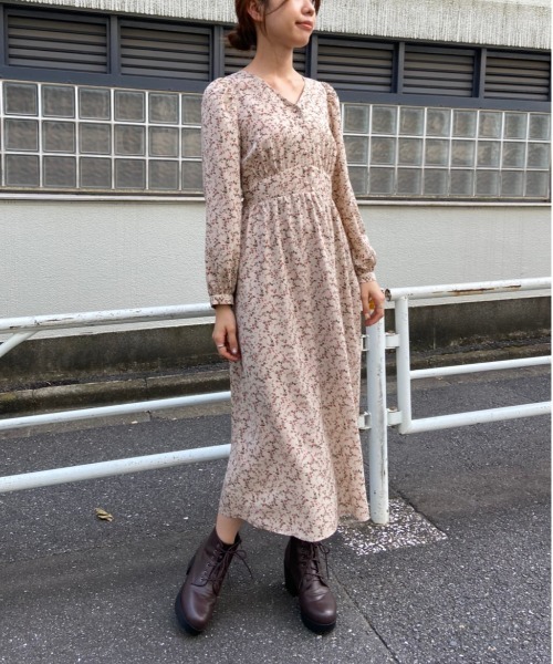 OLIVE des OLIVE（オリーブデオリーブ）の「【WEB限定】Vネックボリュームワンピース（ワンピース・レディース・ブラック/ベージュ/グリーン/ボルドー・FREE）」の2枚目の写真