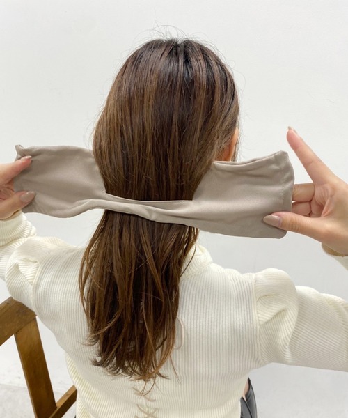 one after another NICE CLAUP（ワンアフターアナザーナイスクラップ）の「時短で可愛いくるくるリボンバンド（ヘアバンド・レディース・ブラック/ベージュ・FREE）」の4枚目の写真