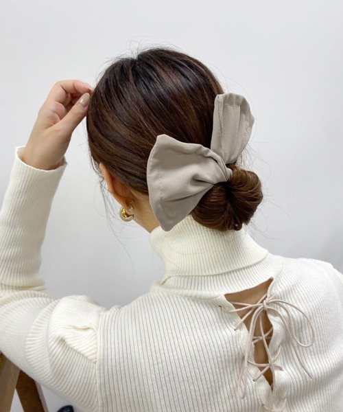 one after another NICE CLAUP（ワンアフターアナザーナイスクラップ）の「時短で可愛いくるくるリボンバンド（ヘアバンド・レディース・ブラック/ベージュ・FREE）」の10枚目の写真