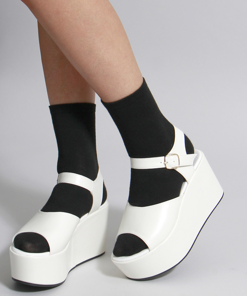 WEGO(ウィゴー)の「WEGO/フェイクレザー厚底サンダル(サンダル・レディース・ホワイト/ブラック/グリーン/パープル/イエロー/その他1・MEDIUM/LARGE)」の2枚目の写真