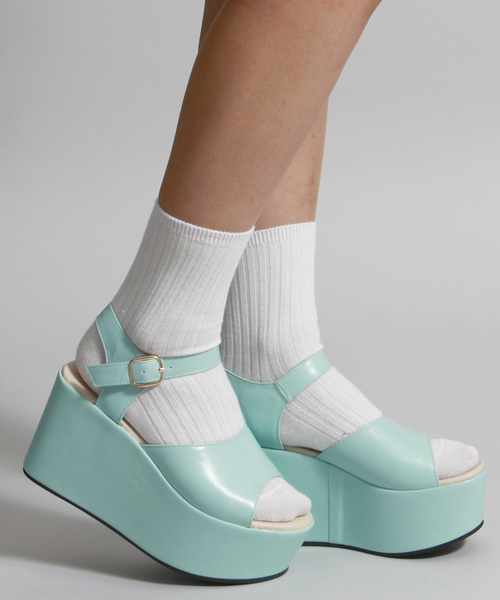 WEGO(ウィゴー)の「WEGO/フェイクレザー厚底サンダル(サンダル・レディース・ホワイト/ブラック/グリーン/パープル/イエロー/その他1・MEDIUM/LARGE)」の4枚目の写真