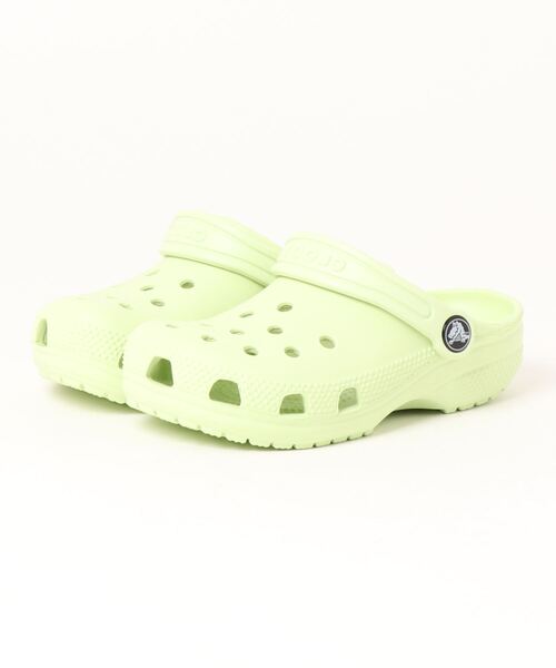 crocs（クロックス）の「クロックス クラシック クロッグ キッズ サンダル / crocs Classic Clog Kids Sandal（サンダル・キッズ・ホワイト/ライトブルー/ブラック/ベージュ/パープル/ネイビー/レッド/ピンク/オレンジ/ブルー/グリーン系その他/ブルー系その他/イエロー系その他/レモンイエロー/ブルー系その他3/オレンジ系その他3/グリーン系その他4/ピンク系その他6/レッド系その他/イエロー/ピンク系その他7/ブルー系その他4・18cm/19cm/20cm/21cm/18.5cm/19.5cm）」の5枚目の写真