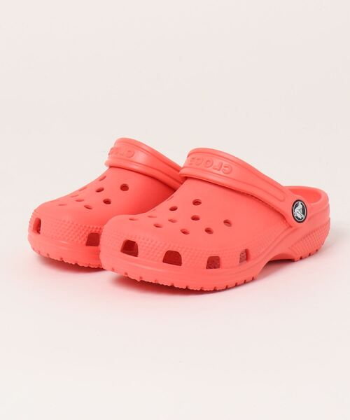 crocs（クロックス）の「クロックス クラシック クロッグ キッズ サンダル / crocs Classic Clog Kids Sandal（サンダル・キッズ・ホワイト/ライトブルー/ブラック/ベージュ/パープル/ネイビー/レッド/ピンク/オレンジ/ブルー/グリーン系その他/ブルー系その他/イエロー系その他/レモンイエロー/ブルー系その他3/オレンジ系その他3/グリーン系その他4/ピンク系その他6/レッド系その他/イエロー/ピンク系その他7/ブルー系その他4・18cm/19cm/20cm/21cm/18.5cm/19.5cm）」の17枚目の写真