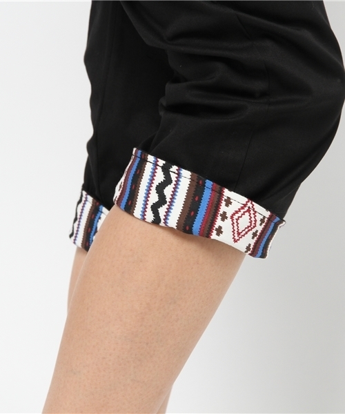 チチカカ(チチカカ)の「ロールアップスキニー クロップドパンツ (その他パンツ・レディース・ピンク/グリーン/ブルー/ブラック・LARGE/MEDIUM/SMALL)」の12枚目の写真