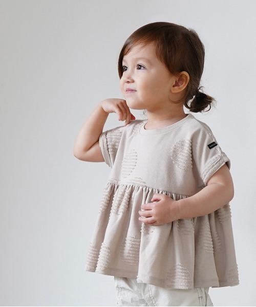 quoti use fith（クゥオティ　ユース　フィス）の「ドットジャガード ギャザー半袖 Tシャツ（Tシャツ/カットソー・キッズ・チャコールグレー/ホワイト/ベージュ・100/130/110/80/120/90）」の3枚目の写真