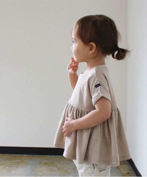 quoti use fith（クゥオティ　ユース　フィス）の「ドットジャガード ギャザー半袖 Tシャツ（Tシャツ/カットソー・キッズ・チャコールグレー/ホワイト/ベージュ・100/130/110/80/120/90）」の10枚目の写真