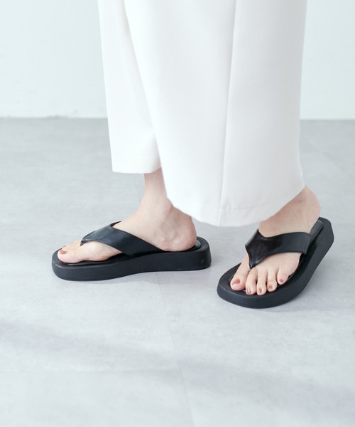natural couture(ナチュラルクチュール)の「厚底トングサンダル(サンダル・レディース・ブラック/アイボリー・SMALL/MEDIUM/LARGE)」の8枚目の写真