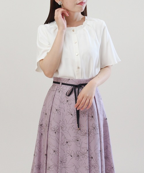 TRUDEA（トルディア）の「タックネックブラウス（シャツ/ブラウス・レディース・ラベンダー/モカ/ネイビー/ベージュ/チャコールグレー/ホワイト・LARGE/MEDIUM/SMALL）」の2枚目の写真