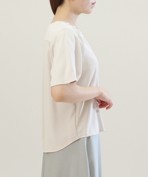 TRUDEA（トルディア）の「タックネックブラウス（シャツ/ブラウス・レディース・ラベンダー/モカ/ネイビー/ベージュ/チャコールグレー/ホワイト・LARGE/MEDIUM/SMALL）」の8枚目の写真